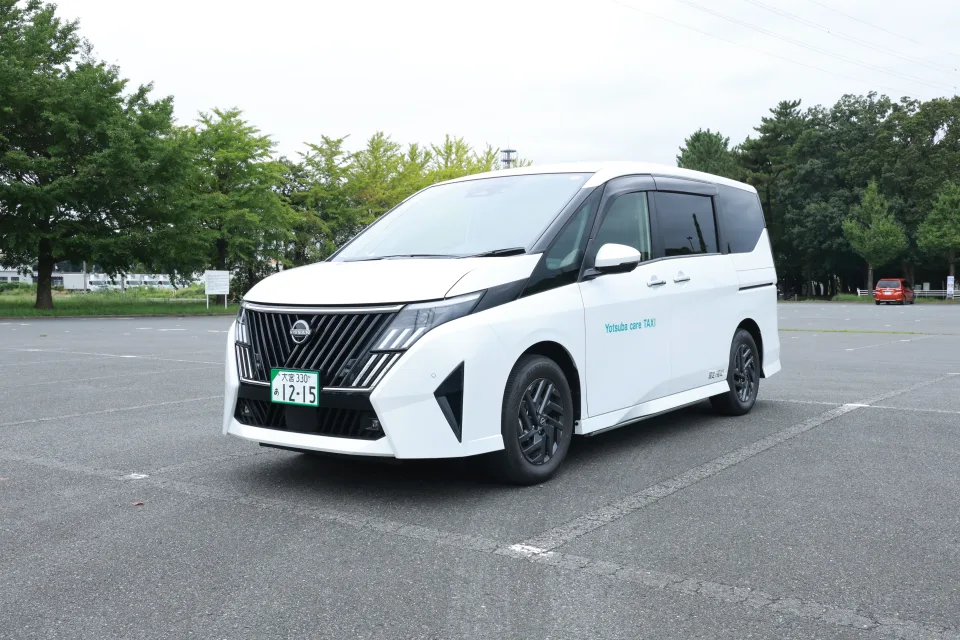ヨツバ介護タクシーの車両（日産セレナ スロープタイプ）の外観