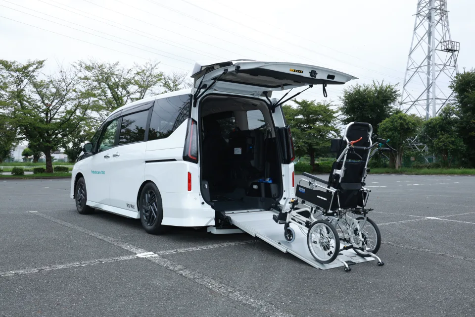後部のスロープを下ろし、リクライニング車いすを乗せる準備をしたヨツバ介護タクシーの車両