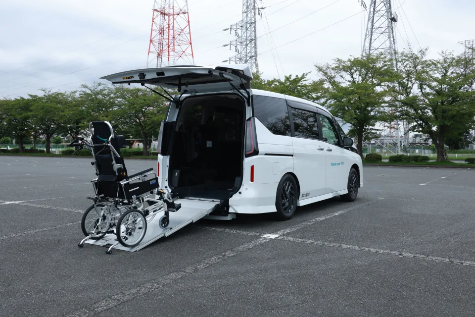 後部のスロープを展開し、車いすで乗り込める状態にした車両