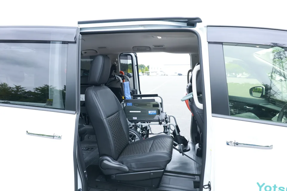 スライドドアを開けた車内。2列目シートと、その奥に固定した車いす